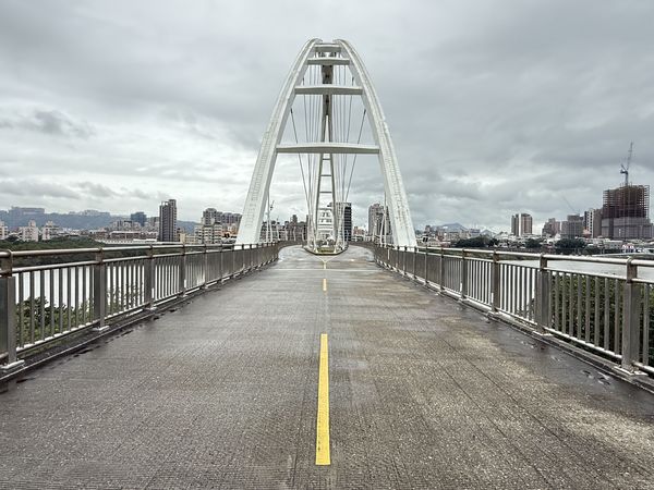 ▲新月橋即將完成橋下支撐工程，開放通行安全無虞。（圖／高灘處提供）