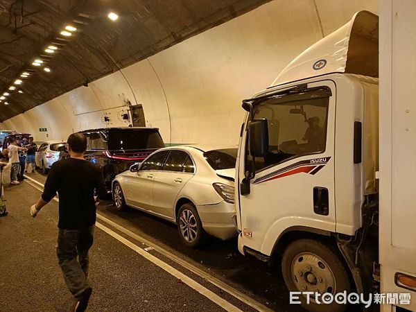 ▲▼國道3北上安坑隧道5車連環撞，小貨車司機右腳踝變形送醫             。（圖／記者陳以昇翻攝）