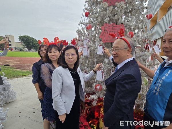 ▲虎尾非營利幼兒園心願樹禮物募集活動，有來自各界善心人士以及幼兒園家長及小朋友們的支持，讓雲林家扶兒童得以圓一個耶誕心願。（圖／記者王悉宇翻攝）