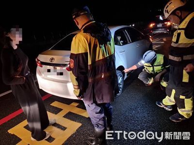 民眾全家出遊爆胎半路刁車　台東警方熱心幫換胎