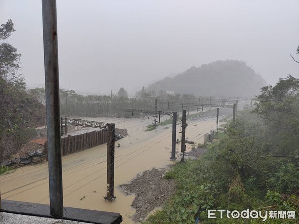 ▲▼豪雨影響，台鐵新馬到蘇澳新水淹軌道不通。（圖／讀者提供）