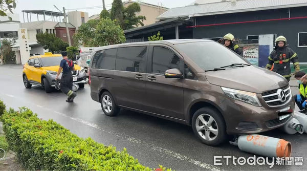 ▲瓦斯鋼瓶掉落砸兩車。（圖／記者楊漢聲翻攝）