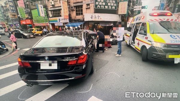 ▲▼ BMW違規撞上機車，女騎士左手骨折           。（圖／記者戴上容翻攝）