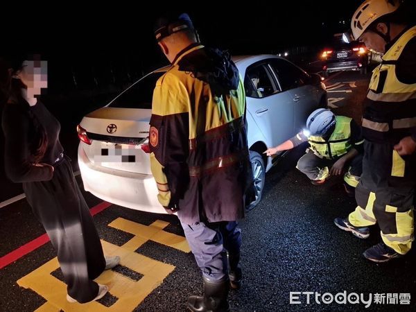 ▲警方熱心協助民眾換胎。（圖／記者楊漢聲翻攝）