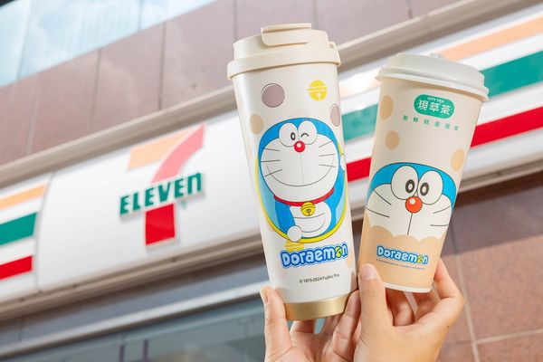 ▲▼7-11推出「哆啦A夢主題杯」、限量周邊粉絲必收。（圖／業者提供）