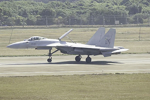 ▲▼殲-15T重型艦載戰鬥機抵達珠海展場。（圖／翻攝自中國軍號）