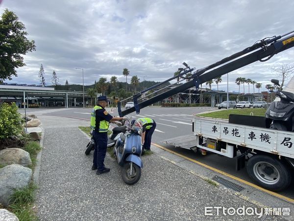 ▲警方強力取締台東火車站周遭違法停車。（圖／記者楊漢聲翻攝）