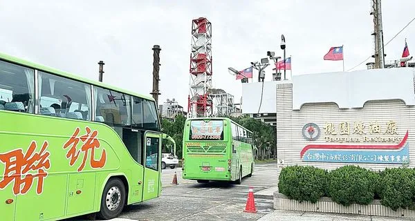 ▲桃園市環保局今天啟動「包公車」，直接開入中油桃園煉油廠進行總體檢。（圖／桃園市環保局提供）