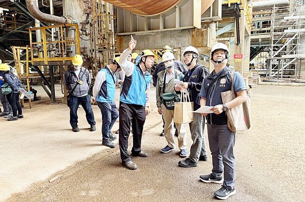 ▲桃園市環保局今天啟動「包公車」總體檢，環局人員聽取中油桃園煉油廠人員說明現場設施操作情形。（圖／桃園市環保局提供）