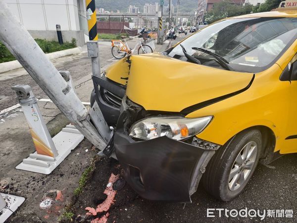 ▲▼小黃撞歪路邊燈桿             。（圖／記者陳以昇翻攝）