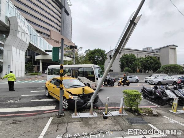 ▲▼小黃撞歪路邊燈桿             。（圖／記者陳以昇翻攝）