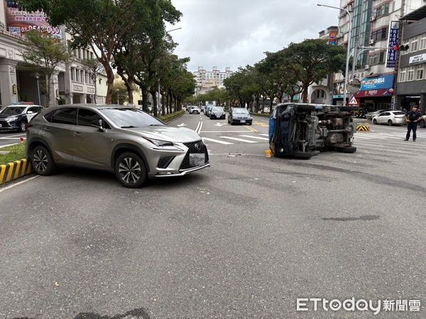 ▲▼直行的小貨車路在路口，與慢車道左轉轎車相撞後側翻，釀1傷。（圖／記者游芳男翻攝，下同）