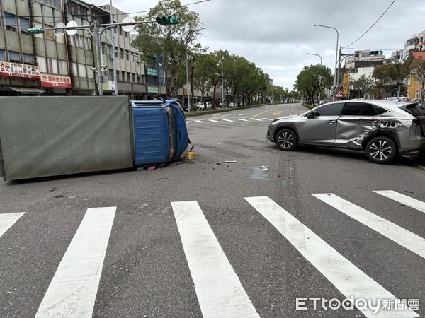 ▲▼直行的小貨車路在路口，與慢車道左轉轎車相撞後側翻，釀1傷。（圖／記者游芳男翻攝，下同）