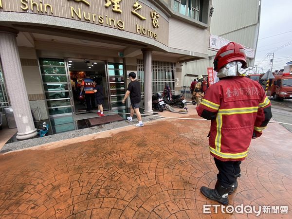 ▲台南市消防局第五救災救護大隊，在仁德區慈心護理之家辦理「護理之家搶救組合訓練」。（圖／記者林東良翻攝，下同）