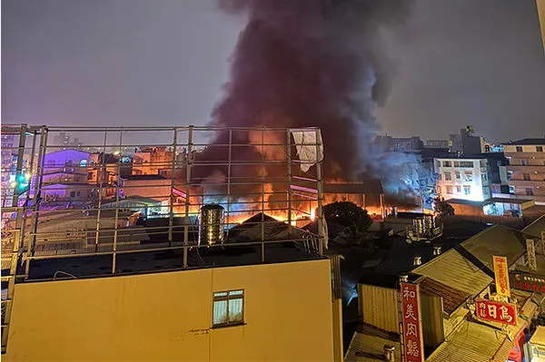 ▲▼草屯果菜市場暗夜失火。（圖／翻攝臉書／草屯人）