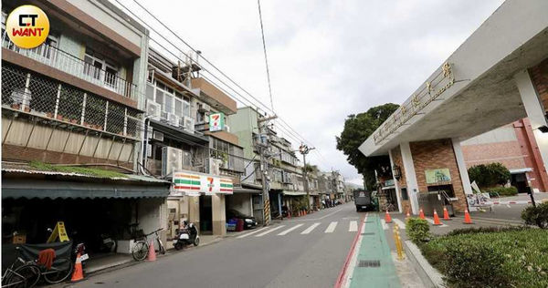 北市府擬定的社子島區段徵收計畫中，私立台北海洋科技大學毫髮無損，反而當地國中小都被迫遷移，居民認為與海大背後錯縱複雜的政商關係脫不了關聯。（圖／方萬民攝）