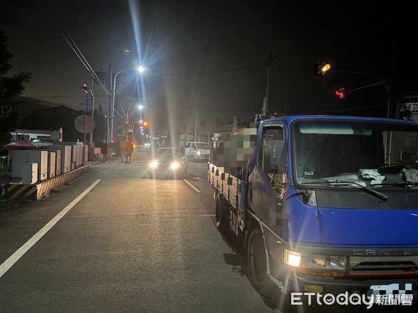 ▲苗栗公館鄉苗128線昨夜發生單車遭3車連環碰撞，單車騎士慘死。（圖／記者楊永盛翻攝）