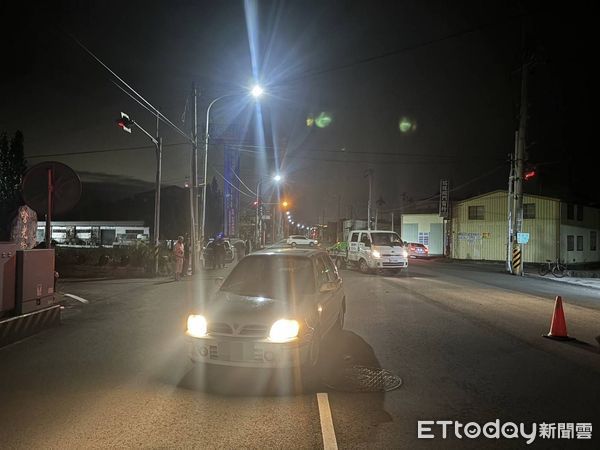 ▲苗128線昨晚發生單車遭3車連環碰撞，單車騎士慘死事故。（圖／記者楊永盛翻攝）