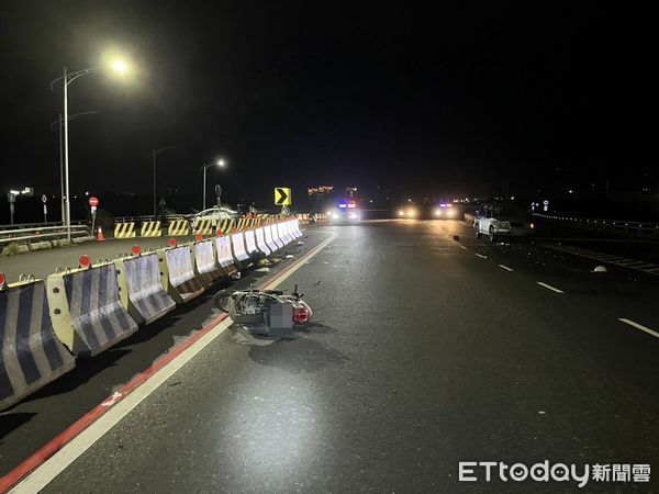 ▲台東死亡車禍，騎士從巷子騎出跨越車道要轉彎，遭吉普車撞上，送醫宣告不治。（圖／記者楊漢聲翻攝）