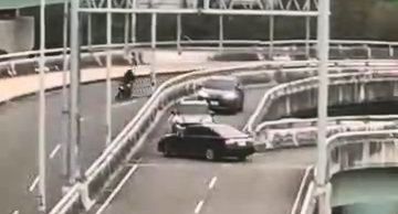 ▲▼1輛自小客車行駛高鐵台中站區，疑因不熟路況，開錯車道一路逆向。（圖／翻自黑豪家族，下同）