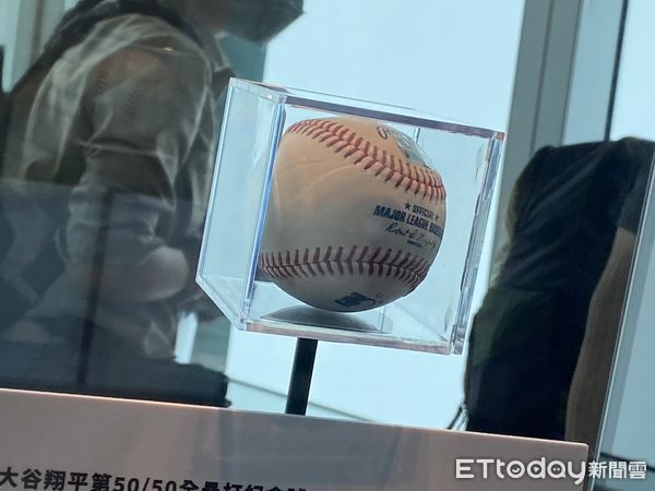 ▲大谷翔平50轟球目前在台北101展示中。（圖／記者黃國霖攝）