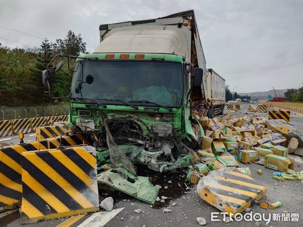 ▲台61線苗栗後龍段發生聯結車失控自撞護欄事故，載運飲料散落車道。（圖／記者楊永盛翻攝）