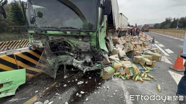 ▲台61線苗栗後龍段發生聯結車失控自撞護欄事故，載運飲料散落車道。（圖／記者楊永盛翻攝）