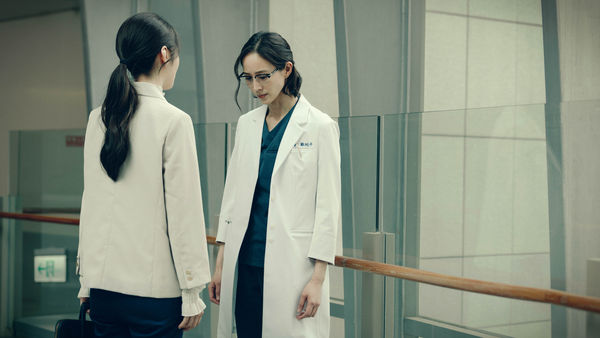 ▲《The Outlaw Doctor 化外之醫》張鈞甯、連炳發。（圖／公視、中華電信、瀚草文創提供）