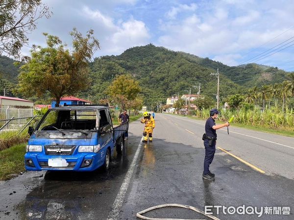 ▲▼高雄小貨車半路火燒車！　駕駛載鋰電池突聞燒焦味…急下車逃命。（圖／記者吳世龍翻攝）