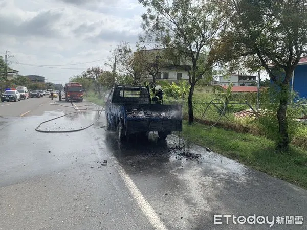 ▲▼高雄小貨車半路火燒車！　駕駛載鋰電池突聞燒焦味…急下車逃命。（圖／記者吳世龍翻攝）