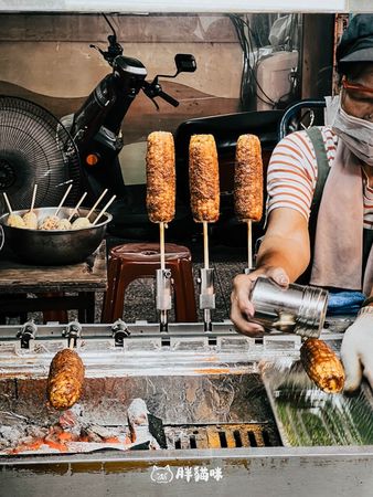 ▲▼這次發現了一家叫「麥飯石燜烤玉米」的烤玉米店，讓我大愛上。（圖／部落客胖貓咪的奇幻旅程授權提供，勿擅自翻攝）