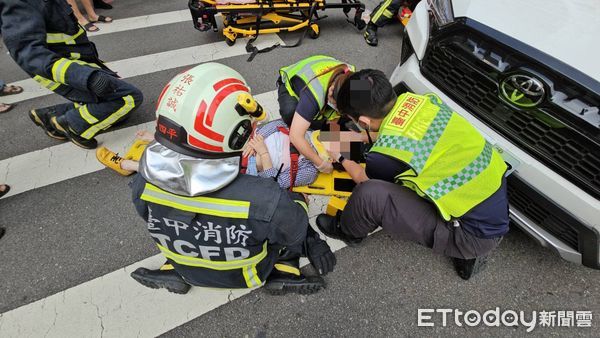 ▲▼台中休旅車在無號誌路口撞倒機車，女騎士被壓車底，所幸以頂撐器脫困。（圖／民眾提供，下同）