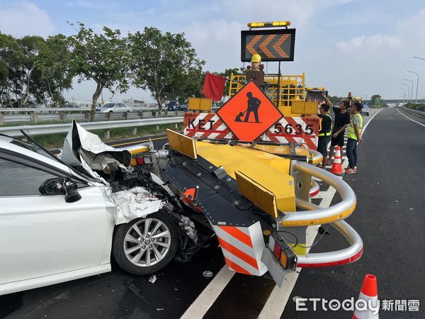 ▲▼       雲林轎車追撞緩撞車     。（圖／記者王悉宇翻攝）