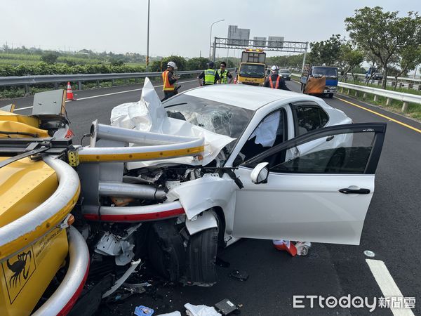 ▲▼       雲林轎車追撞緩撞車     。（圖／記者王悉宇翻攝）