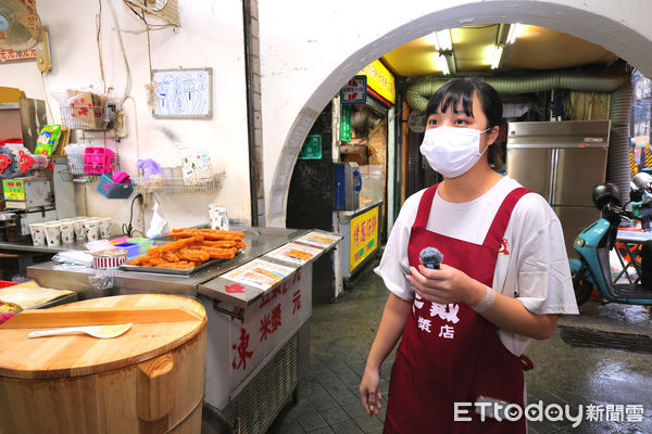 ▲基隆孝三路店家屢遭檢舉占用騎樓。（圖／記者郭世賢翻攝）