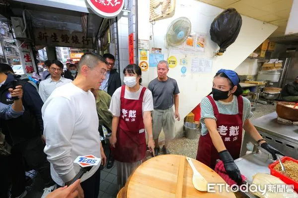 ▲基隆孝三路店家屢遭檢舉占用騎樓。（圖／記者郭世賢翻攝）