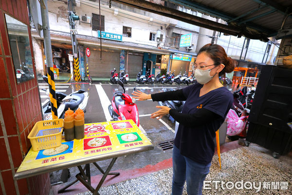 ▲基隆孝三路店家屢遭檢舉占用騎樓。（圖／記者郭世賢翻攝）