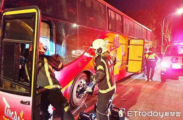 ▲桃園市育達高中校車今天傍晚在平鎮區水廠路、延平路口失控撞上路樹，謝姓駕駛卡在車上，消防人員緊急破壞車門後拖出駕駛送醫。（圖／記者沈繼昌翻攝）