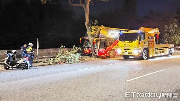 ▲桃園市育達高中校車今天傍晚在平鎮區水廠路、延平路口失控撞上路樹，造成7名學生受傷，駕駛開放性骨折，警方到場處理。（圖／記者沈繼昌翻攝）