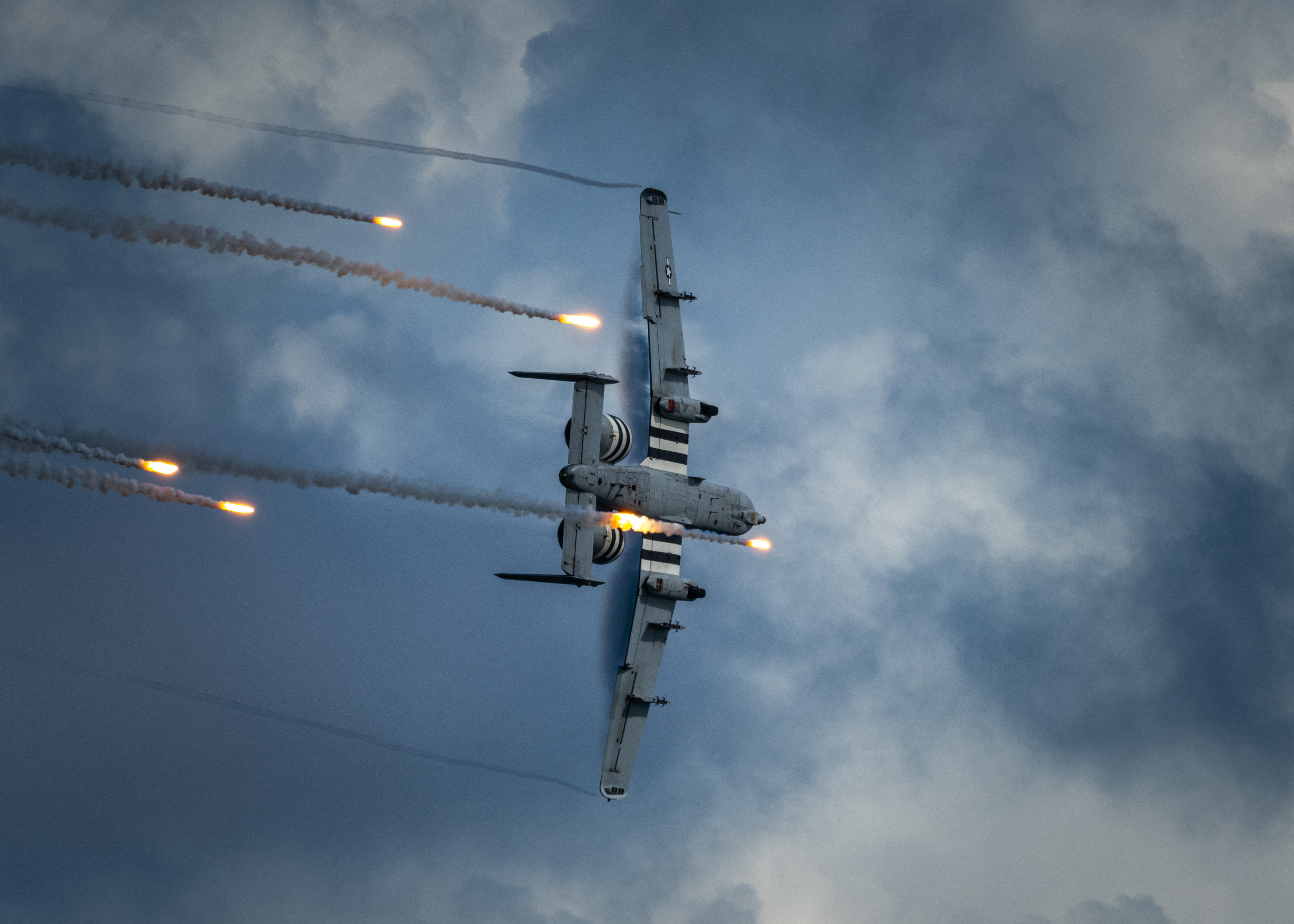 ▲A-10攻擊機釋放干擾熱焰。（圖／美國空軍）