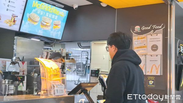 ▲麥當勞「厚鬆餅堡」排隊人潮▼             。（圖／記者鄭遠龍攝）
