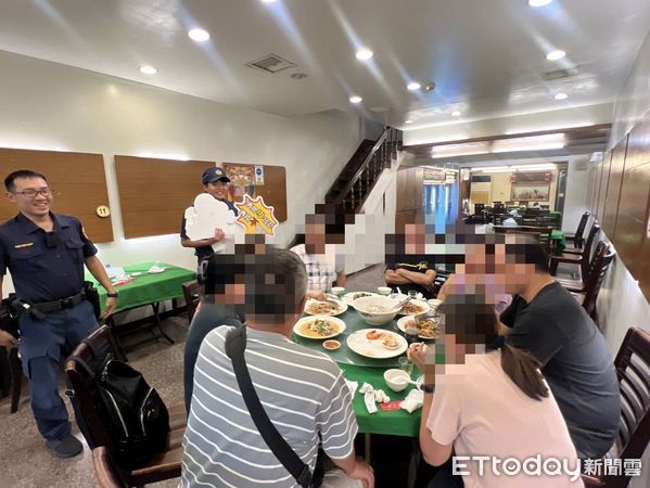 ▲東港分局派員於晚間至轄區易飲酒場所宣導業者主動提供「代客叫車」服務             。（圖／記者陳崑福翻攝）