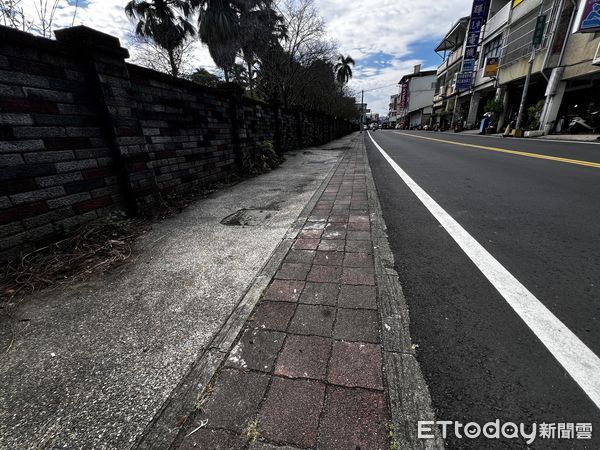 ▲苗栗大湖有貨車違停，車主到警局硬要求報案失竊，警方拒絕後PO網控警方態度不好，結果車主又被起底另有5車長期佔停公有停車場。（圖／記者楊永盛翻攝）