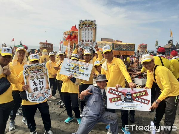 ▲東港警分局員警利用南州迎王進行打詐宣導             。（圖／記者陳崑福翻攝）