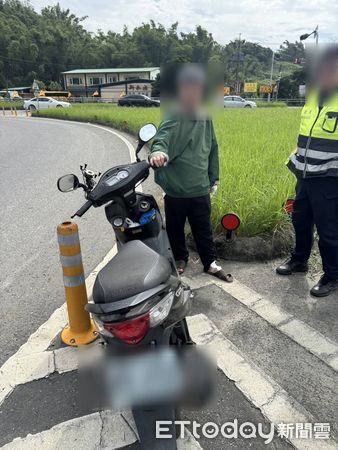 ▲國道警察八大隊會同國道警察第五大隊，於國道3號北向田寮交流道入口處，攔獲該機車，將依法舉發。（圖／記者林東良翻攝）