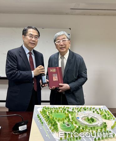 ▲建築大師伊東豊雄，14日特地來到台南拜會市長黃偉哲，親自介紹設計理念。（圖／記者林東良翻攝，下同）