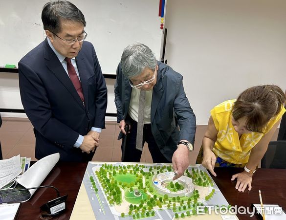 ▲建築大師伊東豊雄，14日特地來到台南拜會市長黃偉哲，親自介紹設計理念。（圖／記者林東良翻攝，下同）