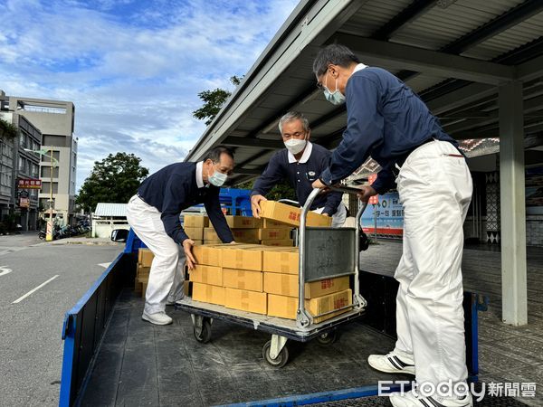 ▲▼花蓮慈濟志工11月14日帶著物資到花蓮火車站感恩與關懷臺鐵人員。（圖／慈濟提供）