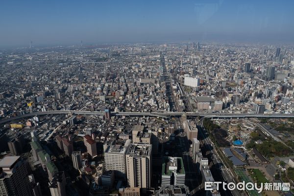 ▲▼林欽榮副市長參觀大阪車站，站體迄今已擴建至第五代，位於大阪府中央部的大阪市，通過圓形屋頂將JR大阪站的南北站建築相連接的大型復合商業設施。（圖／記者賴文萱翻攝）