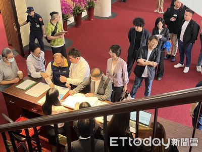 直擊／院會出席人數不足休息30分鐘　朝野立委才趕簽到「大塞車」